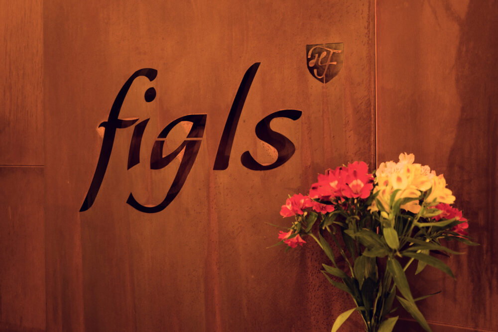 A vase of colorful flowers adds a warm, welcoming touch, complementing Figls cozy and inviting atmosphere.