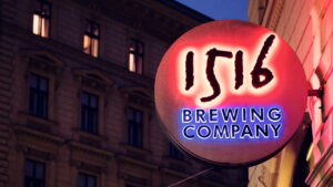 1516 Brewing Company Schild im Winter.