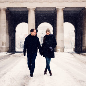 Snow-dusted main gate at Heldenplatz with Adriana and Mario enjoying the winter atmosphere.