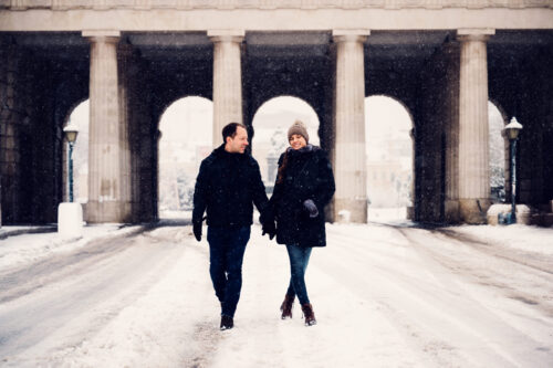 Snow-dusted main gate at Heldenplatz with Adriana and Mario enjoying the winter atmosphere.
