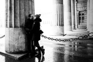 Romantic winter photoshoot at Heldenplatz's gate, perfect for memorable moments.