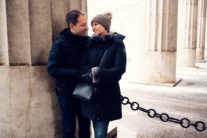 Adriana and Mario capturing winter memories at Heldenplatz's snow-covered main gate.