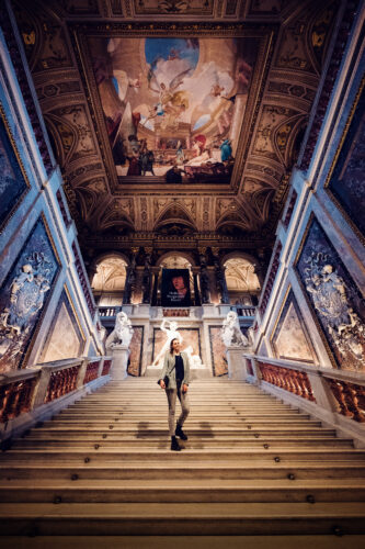 Die prächtige Treppe im Kunsthistorischen Museum Wien bietet die perfekte Kulisse für Fotografie