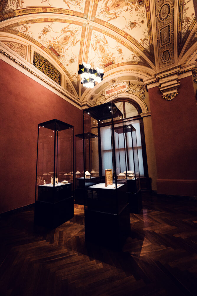 A game board with game pieces from the 14th century, located in Room XXXVI of the Kunsthistorisches Museum Vienna