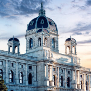 Il Kunsthistorisches Museum di Vienna con la sua architettura neorinascimentale, colonne e grande cupola.