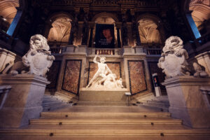 Die prächtige zentrale Treppe im Kunsthistorischen Museum Wien präsentiert Antonio Canovas "Theseus und der Zentaur"