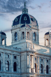 Das Kunsthistorische Museum Wien zeichnet sich durch prächtige Neo-Renaissance-Architektur mit reichen Verzierungen, imposanten Säulen und einer großen Kuppel aus