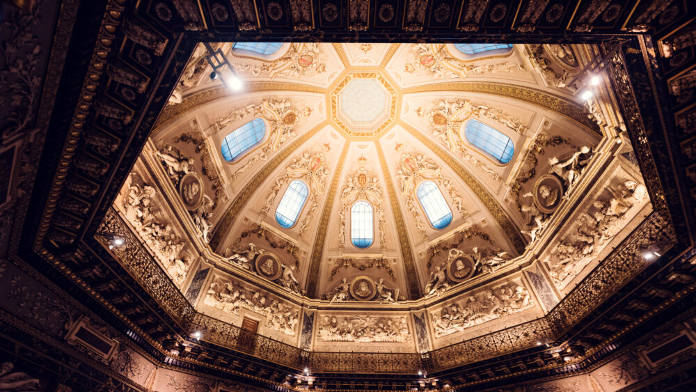 The architecture of the famous Kuppelhalle in the Kunsthistorisches Museum Café-Restaurant