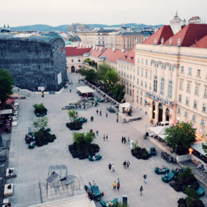 Vista dalla terrazza del MQ Libelle sul MuseumsQuartier di Vienna.