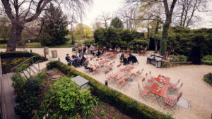 Seasonal outdoor terrace at Stöckl im Park Vienna surrounded by mature trees and landscaped gardens.