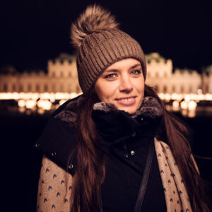 Adriana in inverno davanti al Palazzo del Belvedere.