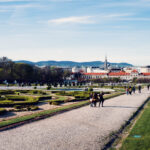 Barockes Gartenmeisterwerk im Belvedere Schloss.