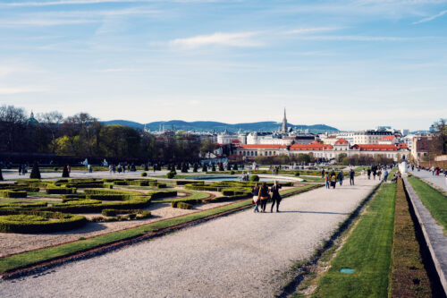 Barockes Gartenmeisterwerk im Belvedere Schloss.