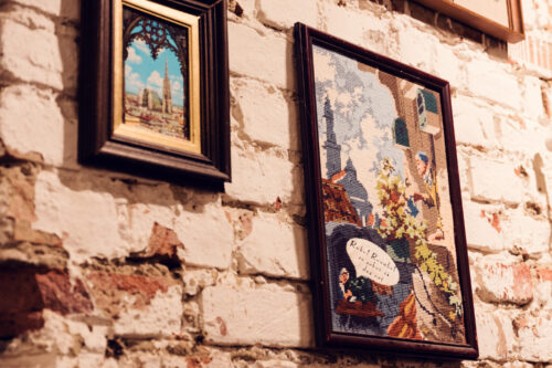 The vintage-style decor adds to the café’s nostalgic, cozy atmosphere, making it feel like a home away from home.