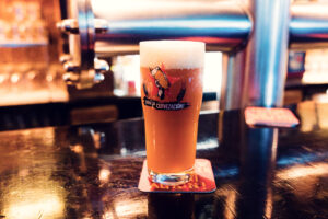 Das charakteristische „Victory Hop Devil IPA“ - ein hopfenbetontes Gebräu mit einer ausgewogenen Bitterkeit.