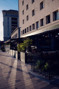 A sunny summer day on the outdoor terrace of augenwide in Vienna.