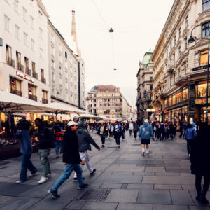 Il Graben è una storica via di Vienna, nota per l'elegante architettura, i vivaci caffè e le numerose boutique.