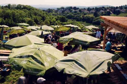 On hot summer days, Mayer am Nussberg offers plenty of shaded spots to enjoy wine and other delicacies in a relaxed atmosphere.