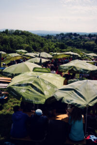 On hot summer days, Mayer am Nussberg offers plenty of shaded spots to enjoy wine and other delicacies in a relaxed atmosphere.