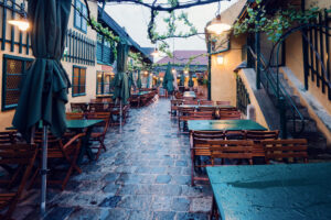 Relaxing seating area on the terrace of Heuriger Mayer am Pfarrplatz, surrounded by lush greenery