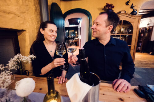Guests enjoying a glass of wine at Heuriger Mayer am Pfarrplatz, toasting to good times and great company.