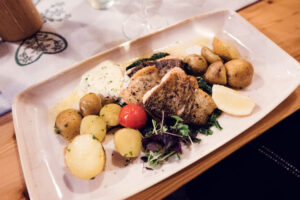 Delicious fish dish served at Heuriger Mayer am Pfarrplatz, a taste of Viennese culinary tradition.