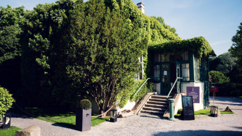 Historic entrance vestibule at Pfarrwirt.