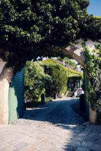 Intimate entrance passage at Pfarrwirt, where medieval stone walls guide visitors into Vienna's oldest restaurant.