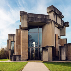 La Wotrubakirche immersa nel verde di Vienna, un contrasto tra natura e design moderno.