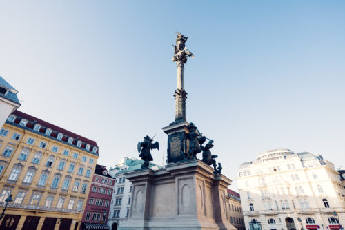 Die Mariensäule am Hof in Wien ist ein bedeutendes Monument, das eine Statue der Jungfrau Maria zeigt, umgeben von eleganten barocken architektonischen Elementen, welche Schutz und Gnade symbolisieren.