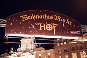 The entrance to the Christmas market am Hof.