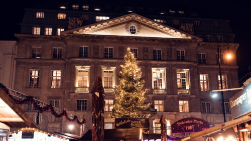 A beautifully decorated Christmas tree at the Christmas market am Hof.