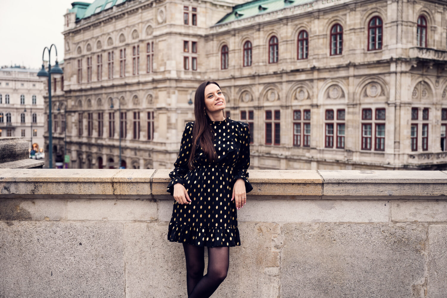 Adriana auf der Albertina-Terrasse mit der Wiener Staatsoper im Hintergrund.
