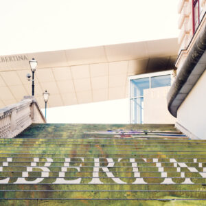 Scritta Albertina sulle scale vicino all'ingresso principale del museo.