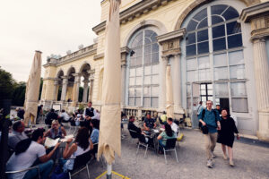 Café Gloriette's spacious terrace, ideal for a relaxing brunch surrounded by nature.