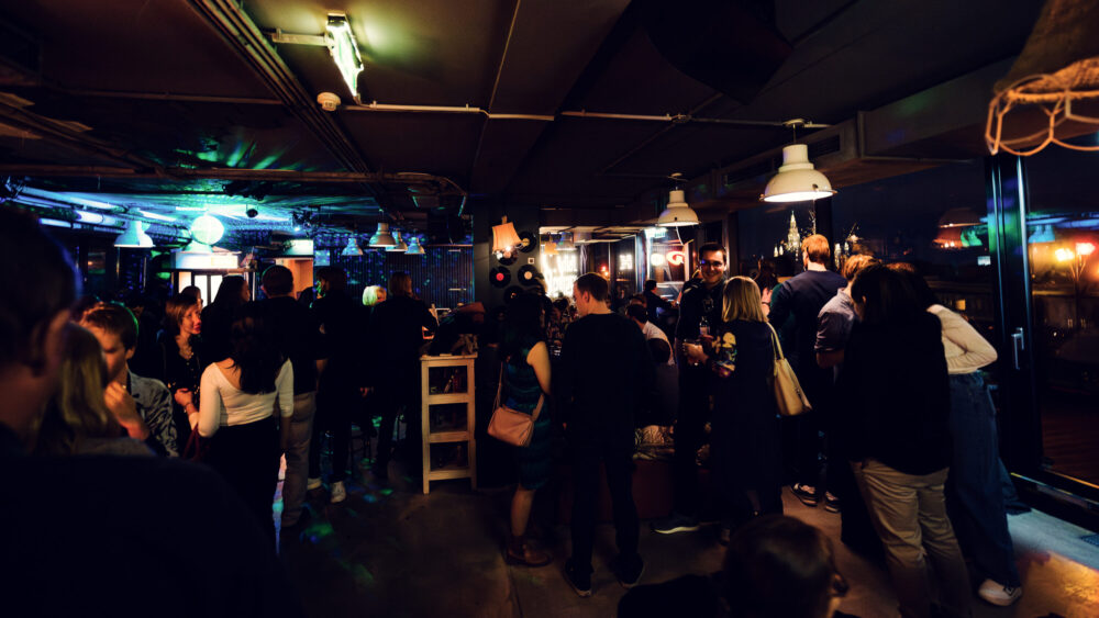 Der Dachboden consistently buzzes with energy, as patrons relish the dynamic rooftop bar experience in Vienna.