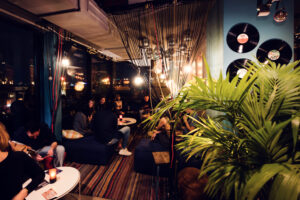 Der Dachboden provides inviting seating options, perfect for unwinding in Vienna's lively rooftop bar setting.