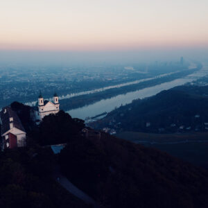 Vista aerea della chiesa barocca di San Leopoldo in cima al Leopoldsberg.