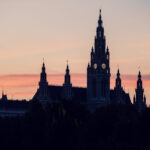Vista notturna del Municipio di Vienna con tutte e cinque le torri.