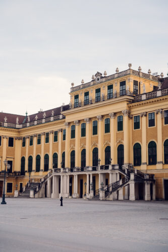 Architektonisches Äußeres des Schloss Schönbrunn, barocke kaiserliche Habsburg-Residenz.