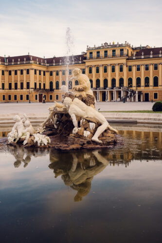 Bezaubernde Brunnenszene am Eingang des Schloss Schönbrunn.