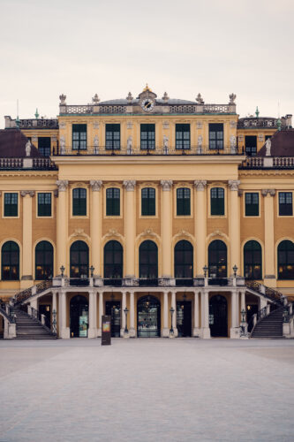 Haupteingang-Fassade des Schloss Schönbrunn, barockes österreichisches Kaiserpalais mit großartiger Architektur und formellem Innenhof, Habsburger Residenz.