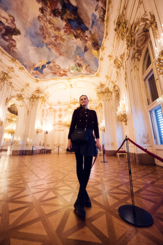 Adriana posiert im barocken Interieur des Schlosses Schönbrunn.