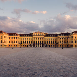 Vista esterna dell'edificio principale del Palazzo di Schönbrunn, palazzo imperiale barocco austriaco con le caratteristiche pareti gialle.