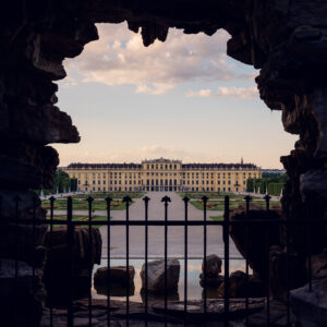 Fontana barocca di Nettuno con figure mitologiche e vista del palazzo sullo sfondo.