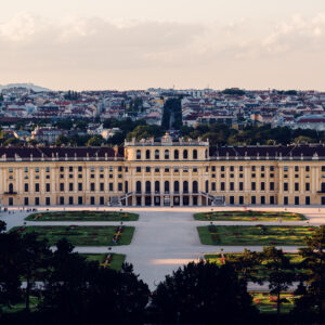 Vista panoramica diurna dalla terrazza della Gloriette con il Palazzo di Schönbrunn e lo skyline di Vienna.
