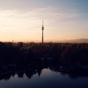 Donauturm a Vienna, alta 252 metri con la sua piattaforma panoramica e il ristorante girevole sopra il Danubio.