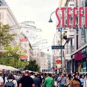 Passeggiata estiva sulla Kärntner Straße.