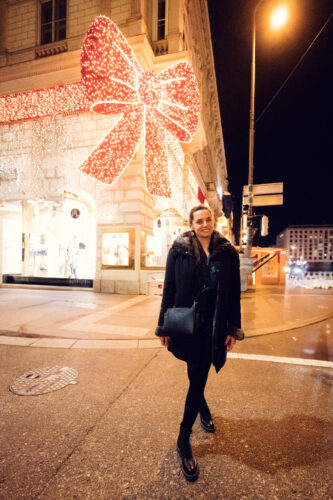 Iconic tie sculpture on Kärntner Straße, a popular Instagram spot.