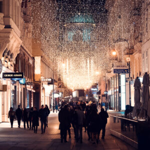 La via Kohlmarkt a Vienna addobbata con luci e decorazioni natalizie.